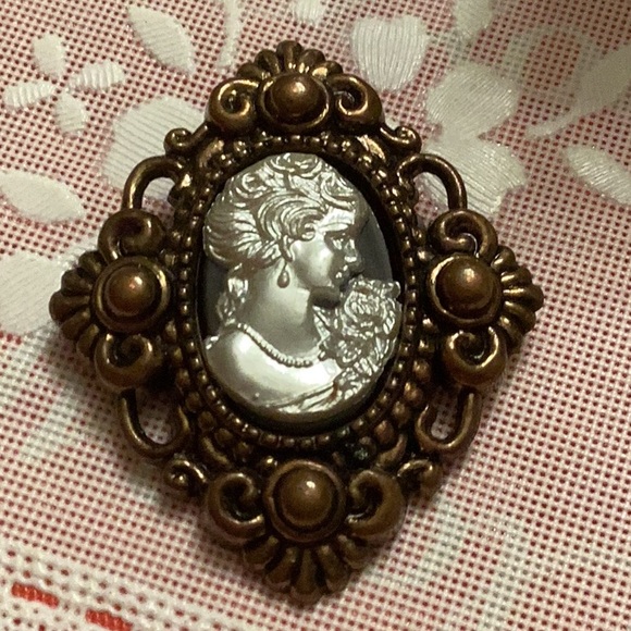 Right-facing modern resin cameo - Picture 6 of 7
